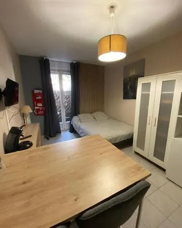 A Proximite Des Arenes De * Nîmes